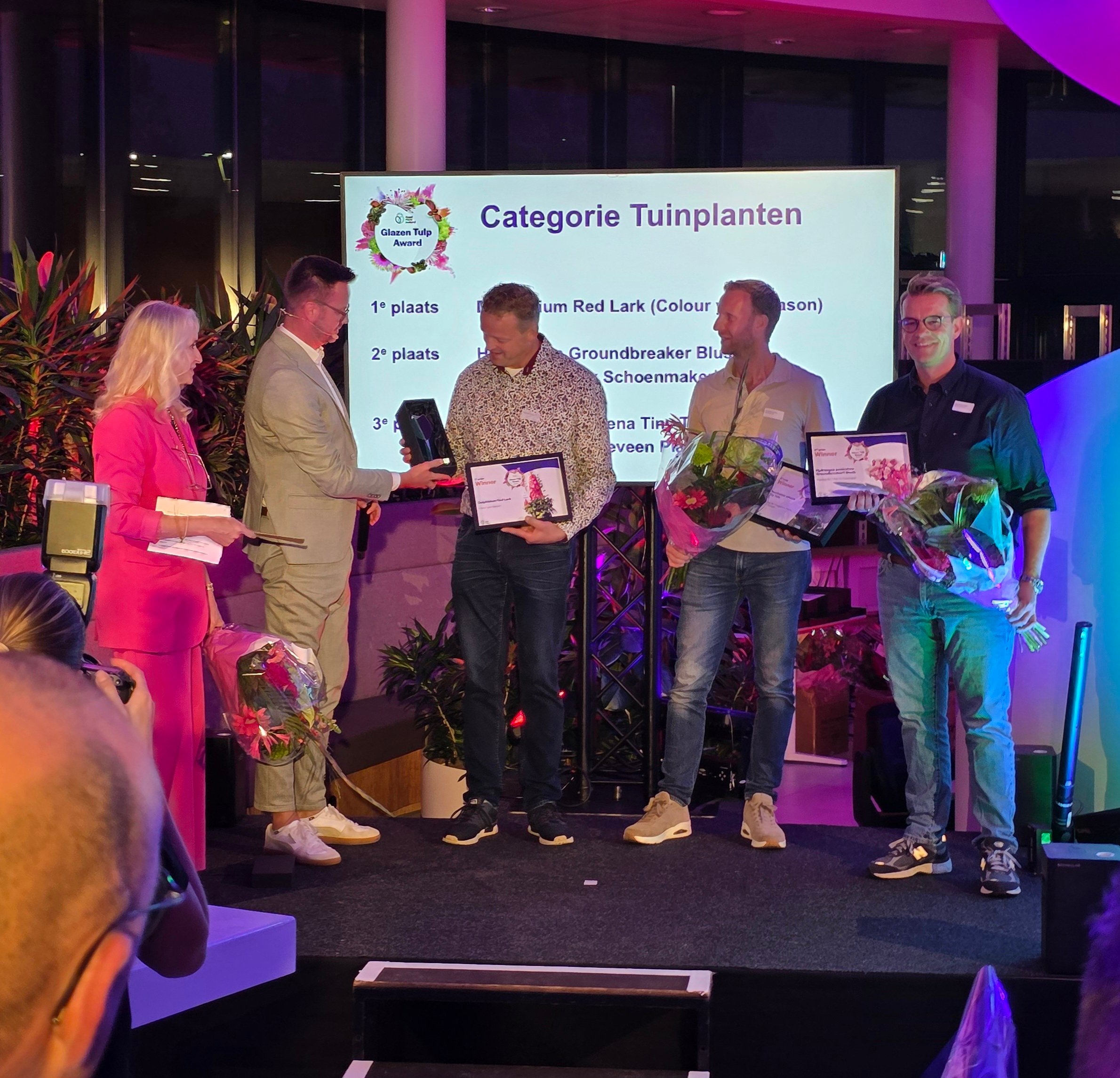 Alex Schoemaker (2e prijs Hydr Groundbreaker Blush). Daarnaast staat Bob Hoogerdijk van Hoogeveenplants (3e Prijs Pennisetum Tiny Tails).jpg